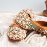 Load image into Gallery viewer, Radiant Spirit, Women Mojaris, punjabi Jutti