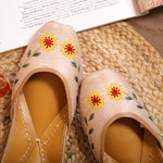 Load image into Gallery viewer, Flora, Women Mojaris, punjabi Jutti