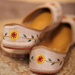 Load image into Gallery viewer, Flora, Women Mojaris, punjabi Jutti