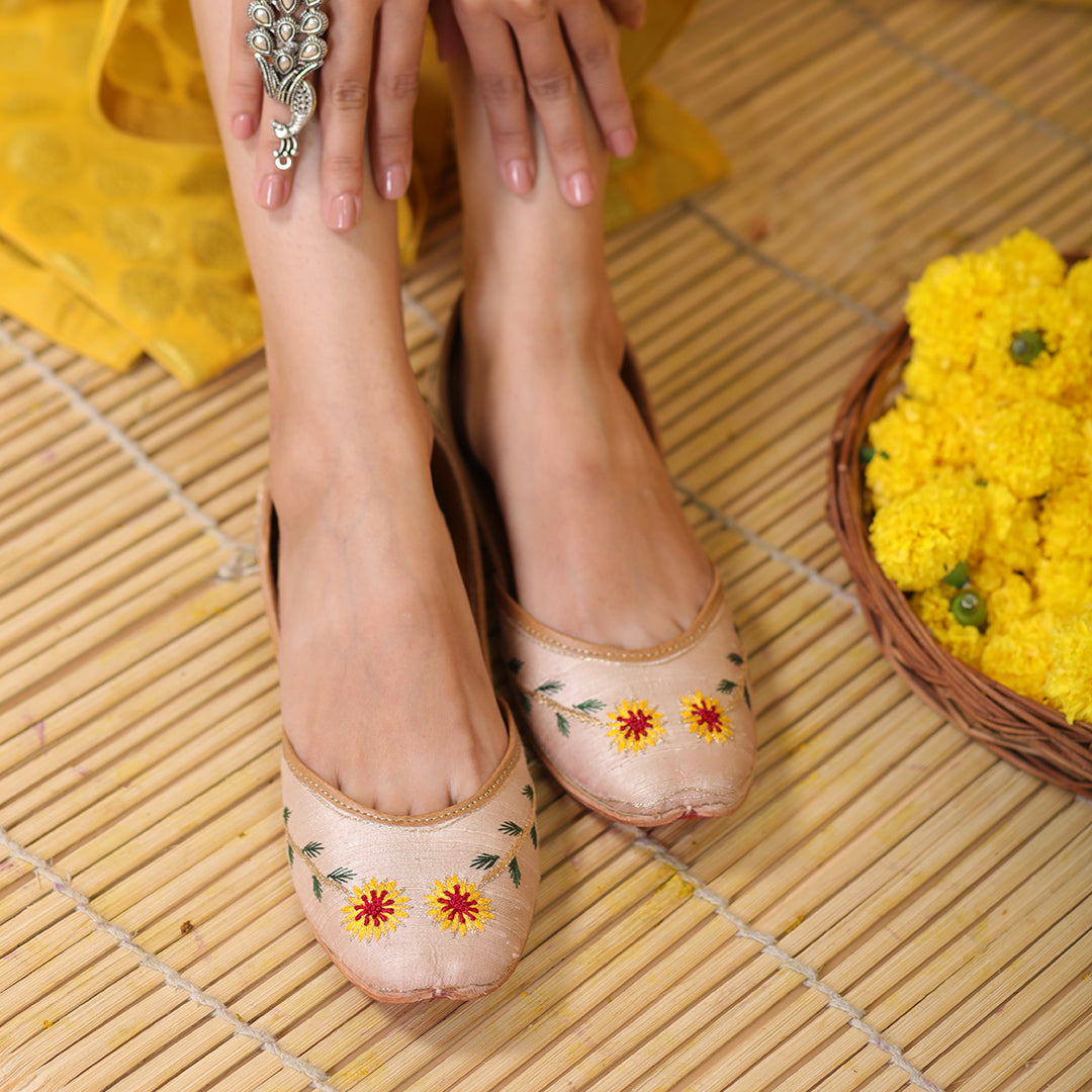 Flora, Women Mojaris, punjabi Jutti
