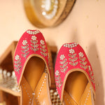 Load image into Gallery viewer, Graceful Poise, punjabi Jutti
