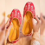 Load image into Gallery viewer, Graceful Poise, punjabi Jutti