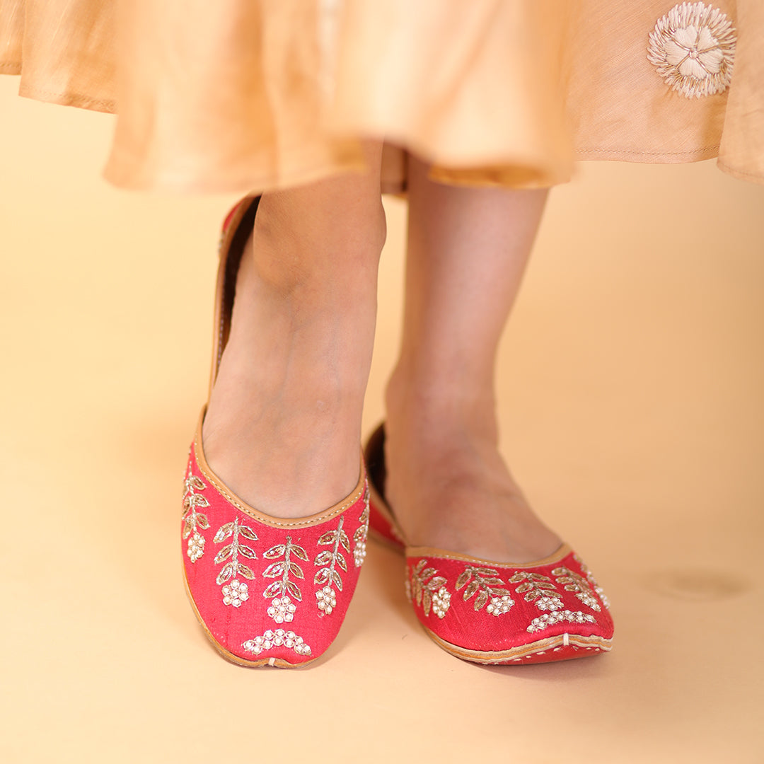 Graceful Poise, punjabi Jutti