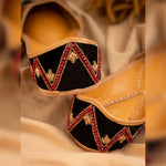 Load image into Gallery viewer, Nur, black punjabi jutti
