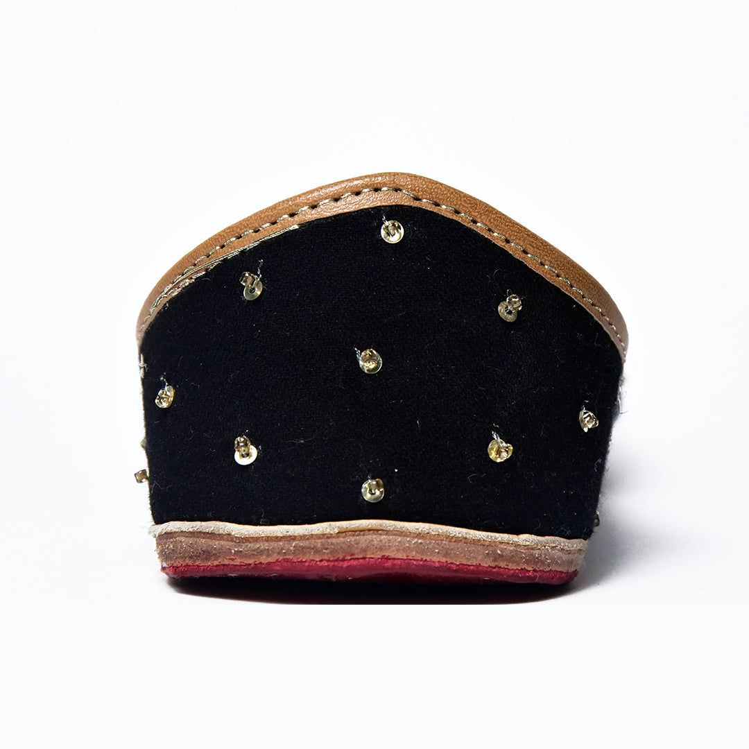 Nazaara, black punjabi jutti