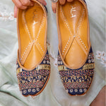 Load image into Gallery viewer, Shandaar, black punjabi jutti, mojari for women
