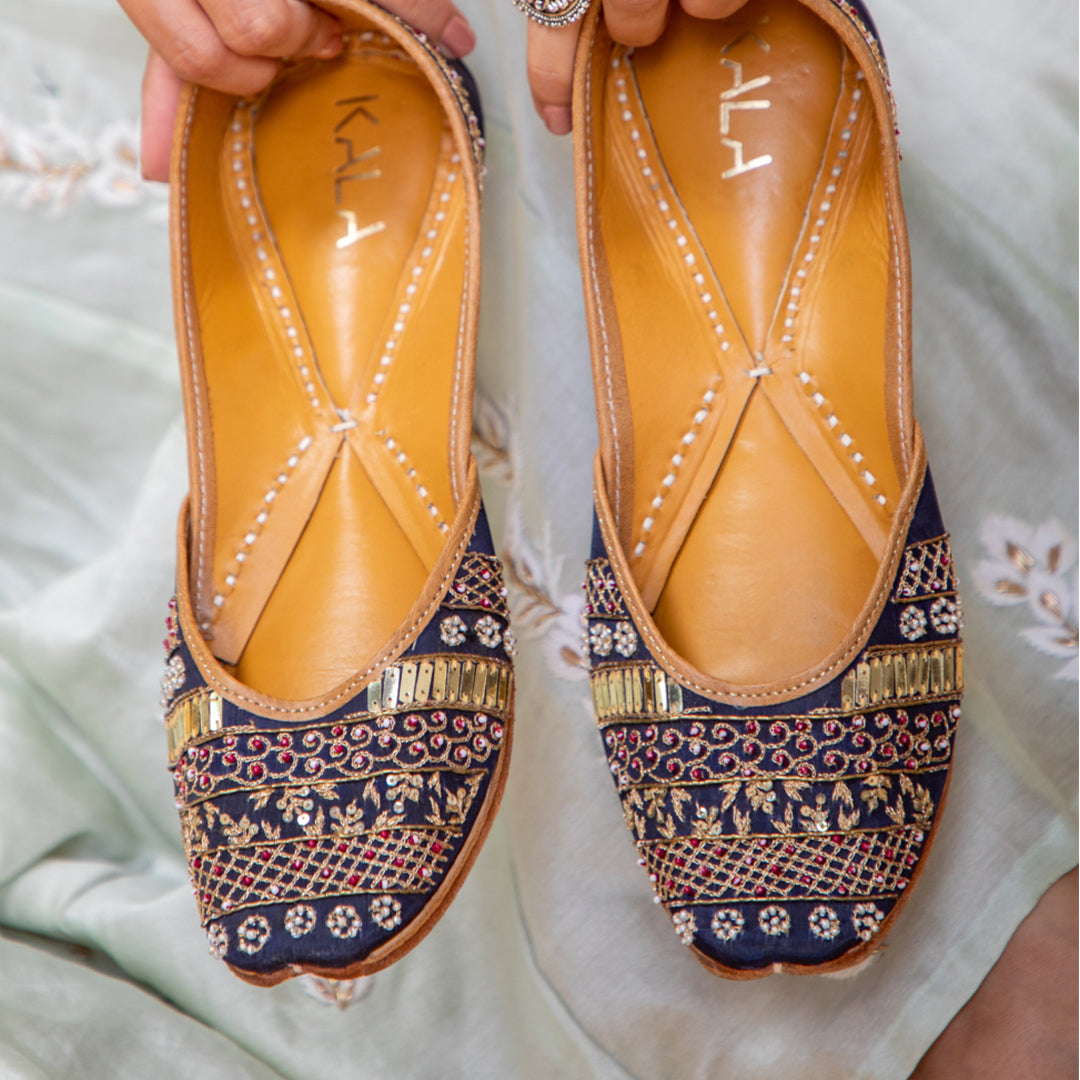 Shandaar, black punjabi jutti, mojari for women