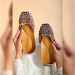 Load image into Gallery viewer, Shandaar, black punjabi jutti, mojari for women