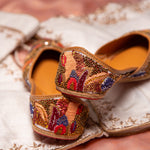 Load image into Gallery viewer, Soulful Grace, punjabi Jutti, Women Mojaris