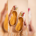 Load image into Gallery viewer, Titli, Women Mojaris, punjabi Jutti
