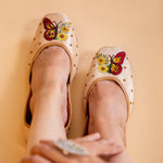 Load image into Gallery viewer, Titli, Women Mojaris, punjabi Jutti